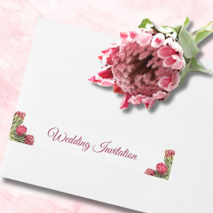Etiqueta Envolvente De Dirección Invitación de boda elegante con proteas rosadas y