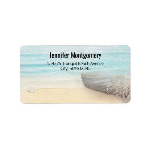 Etiqueta Escenario náutico de playa con lancha y red de pes