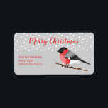 Etiqueta Eurasiática Bullfinch Merry Christmas Personalizab<br><div class="desc">Esta etiqueta de tema gris personalizable para Navidades muestra el ilustracion original personalizado de Destei de un lindo pájaro eurasiático de bullfinch sentado en una rama de árbol marrón que tiene nieve sobre ella. El pájaro tiene una cabeza de color negro y un pecho rojo. El color de fondo es...</div>