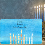 Etiqueta Feliz Hanukkah Menorah<br><div class="desc">Celebrar ocho días y ocho noches del Festival de las Luces con tarjetas y regalos de Hanukkah. El festival de las luces está aquí. Encienda la menorah, juegue con el dreidel y festín sobre los lagos y los suganiots. Celebra el espíritu de Hanukkah con amigos, familia y seres queridos deseándoles...</div>