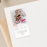 Etiqueta Foto Overlay Merry Christmas Return Address<br><div class="desc">Foto Superposición Dirección de Regreso navideño de Feliz. Un guión elegante para Feliz Navidad y el resto del texto es fácil de personalizar. Reemplace la foto de ejemplo con su propio favorito.</div>