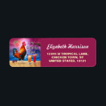 Etiqueta Funny Cocktail de pollo con galloMar de playa trop<br><div class="desc">El pollo en este diseño humorístico sabe qué hora es - es hora de beber, por supuesto, porque es hora de COCKtail! Este tonto diseño tropical es perfecto para todo aquel que ame el mar y los pollos y margaritas, y el paraíso y el verano interminable. Se muestra un gallo...</div>