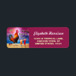 Etiqueta Funny Cocktail de pollo con galloMar de playa trop<br><div class="desc">El pollo en este diseño humorístico sabe qué hora es - es hora de beber, por supuesto, porque es hora de COCKtail! Este tonto diseño tropical es perfecto para todo aquel que ame el mar y los pollos y margaritas, y el paraíso y el verano interminable. Se muestra un gallo...</div>