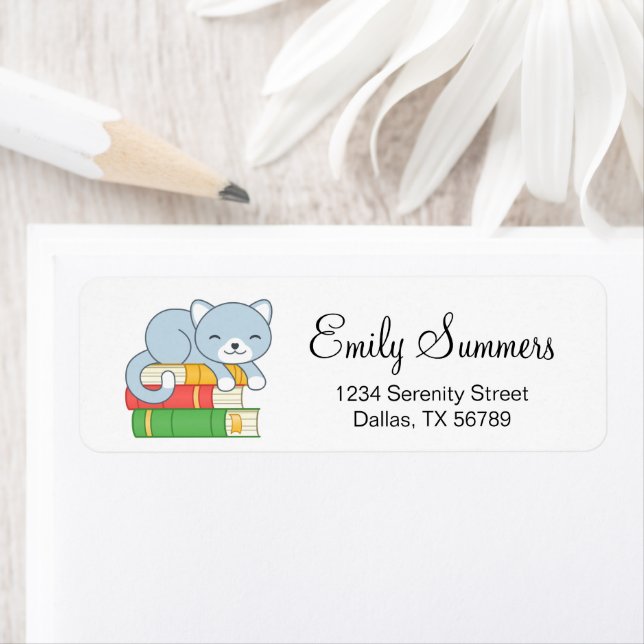 Etiqueta Gato feliz encima de una pila de libros (In situ)