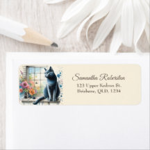 Gato ruso azul gris en la ventana Flor de verano