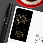 Etiqueta Gold Merry Christmas on Black Return Address<br><div class="desc">Feliz Navidad en un elegante guión dorado acentúa estas etiquetas de dirección negra personalizadas con tu nombre y dirección. Elegante para cualquier ocasión de vacaciones para Navidades. COINCIDIENDO elementos de nuestra colección.</div>