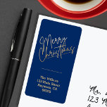 Etiqueta Gold Merry Christmas on Blue Return Address<br><div class="desc">Feliz Navidad en un elegante guión dorado acentúa estas etiquetas de dirección azul personalizadas con tu nombre y dirección. Elegante para cualquier ocasión de vacaciones para Navidades. COINCIDIENDO elementos de nuestra colección.</div>