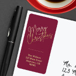 Etiqueta Gold Merry Christmas on Cranberry Return Address<br><div class="desc">Feliz Navidad en un elegante guión dorado acentúa estas etiquetas de dirección roja de arándanos personalizadas con tu nombre y dirección. Elegante para cualquier ocasión de vacaciones para Navidades. COINCIDIENDO elementos de nuestra colección.</div>