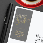 Etiqueta Gold Merry Christmas on Grey Return Address<br><div class="desc">Feliz Navidad en un elegante guión dorado acentúa estas etiquetas de direcciones grises personalizadas con tu nombre y dirección. Elegante para cualquier ocasión de vacaciones para Navidades. COINCIDIENDO elementos de nuestra colección.</div>