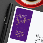 Etiqueta Gold Merry Christmas on Purple Return Address<br><div class="desc">Feliz Navidad en un elegante guión dorado acentúa estas etiquetas de direcciones moradas personalizadas con tu nombre y dirección. Elegante para cualquier ocasión de vacaciones para Navidades. COINCIDIENDO elementos de nuestra colección.</div>