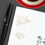 Etiqueta Gold Merry Christmas on White Return Address<br><div class="desc">Feliz Navidad en un elegante guión dorado acentúa estas etiquetas de dirección blanca personalizadas con tu nombre y dirección. Elegante para cualquier ocasión de vacaciones para Navidades. COINCIDIENDO elementos de nuestra colección.</div>
