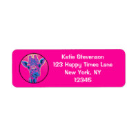 Graciosa jirafa sacando su lengua