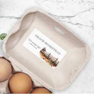 Etiqueta Granja de gallinero cerca de carton de huevos