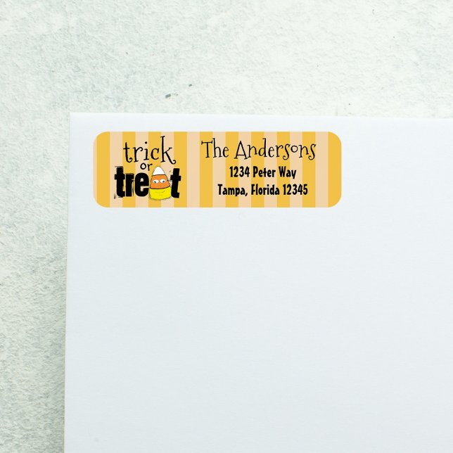 Etiqueta Halloween Cute Candy Corn Sonriente Whimsical (Trick or treat Halloween return label with candy corn and orange striped background.)