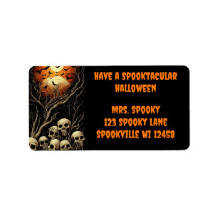 Etiqueta Halloween Spooktacular con cráneos y murciélagos