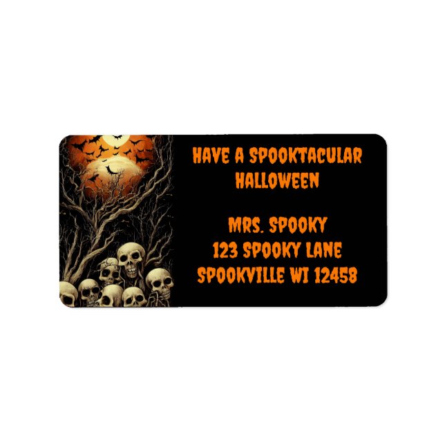 Etiqueta Halloween Spooktacular con cráneos y murciélagos (Frente)