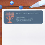 Etiqueta Hanukkah Rustic Menorah Moda Elegante vacaciones<br><div class="desc">Las etiquetas personalizadas de la dirección de retorno de Hanukkah son una forma de moda de vestir tus tarjetas del Festival de Luces y los correos de invitación del partido Hanukkah. En un rico fondo azul, una falsa menorah de madera a la izquierda de la etiqueta combina lo tradicional con...</div>