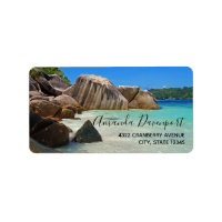 Hermoso mar tropical con costa cubierta de roca