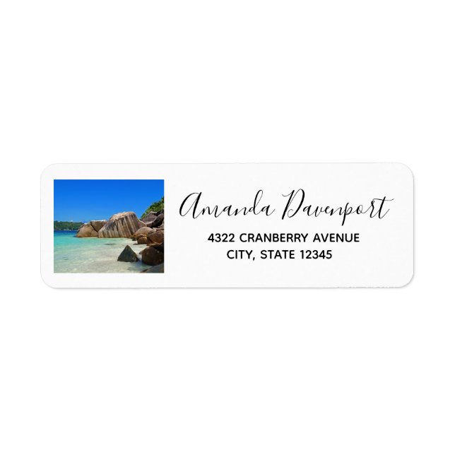 Etiqueta Hermoso mar tropical con costa cubierta de roca (Frente)