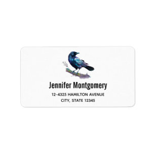 Etiqueta Hermoso Raven en una rama de árbol