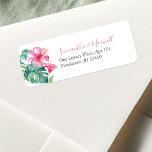 Etiqueta Hibiscus floral rosa playa<br><div class="desc">Esta elegante etiqueta de la dirección de retorno de las acuarelas tropicales presenta mi flor original de hibisco rosa pintado a mano y hojas de palma de monstera en tonos turquesa, azul y verde sobre un fondo blanco y crujiente. Sus nombres y los detalles de la dirección devuelta se establecen...</div>