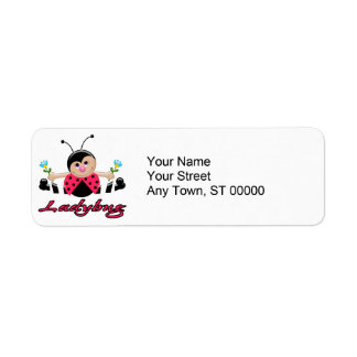 Etiqueta linda niñita ladybug con flores