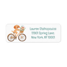 Lindo perro Goldendoodle en bicicleta con flores d