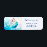 Etiqueta Love Peace Joy Christmas Ornamet Return Address<br><div class="desc">Las etiquetas de su dirección de regreso de vacaciones se verán encantadas con este bonito diseño de acuarela vintage que representa un delicioso árbol de Navidad adornado con las preciosas palabras "Love Peace Joy". Su diseño es claro y aireado, casi pastel con acentos azules y rosas. Asegúrese de cambiar los...</div>