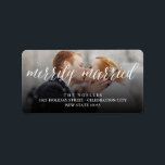 Etiqueta Merrily se Casó Con Mr. Y Mrs. First Christmas Pho<br><div class="desc">Diseñado por fat*fa*tin. Fácil de personalizar con su propio texto,  foto o imagen. Para solicitudes de personalizados,  por favor contacte directamente con fat*fa*tin. Se cobran cargos por personalizado. www.zazzle.com/fat_fa_tin www.zazzle.com/color_therapy www.zazzle.com/fatfatin_blue_knot・・・・・・・. www.zazzle.com/fatfatin_red_knot www.zazzle.com/fatfatin_mini_me www.zazzle.com/fatfatin_box</div>