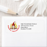 Etiqueta Merry Christmas Cute Gnome Name Return Address<br><div class="desc">Diversión colorida por tus envíos de correo de vacaciones con un lindo personaje gnomo en verde festivo y rojo y dos casas detrás del ilustracion,  con la tipografía curvada Feliz Navidad debajo,  y tu nombre de regreso y dirección al lado derecho. Personaliza fácilmente el texto a tus propios detalles.</div>