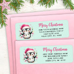 Etiqueta Merry Christmas Cute Penguin con la tinta rosa de<br><div class="desc">Estos únicos Navidades verdes y rosas de menta que devuelven las etiquetas de dirección incluyen la frase "Feliz Navidad" que se puede leer en letra de guión y un pingüino lindo en un sombrero de Santa Rosa con luces de Navidad. La plantilla facilita el escribir la dirección.</div>