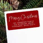 Etiqueta Merry Christmas fun script dirección de retorno ro<br><div class="desc">Enviar Navidades coordinadores con esta etiqueta de la dirección de retorno de vacaciones simple y divertida. Diseñado para coordinar con la colección "Te deseamos una Feliz Navidad" de Lea Delaveris Design, esta etiqueta de dirección de Navidades incluye tipografía divertida en un fondo rojo oscuro festivo. Haga que su tarjeta de...</div>