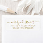 Etiqueta Merry Christmas Gold White Script Return Address<br><div class="desc">Moderno y elegante nombre de familia dorada y blanca Merry Christmas Script Return Address Labels. Presentando una caligrafía escrita a mano con un guión de tipo de letra cruz-cruz con las palabras "Feliz Navidad". Ideal para la temporada de vacaciones de los Navidades, fácil de personalizar con tus nombres y la...</div>