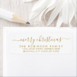 Etiqueta Merry Christmas Gold White Script Return Address<br><div class="desc">Moderno y elegante nombre de familia dorada y blanca Merry Christmas Script Return Address Labels. Presentando una caligrafía escrita a mano con un guión de tipo de letra cruz-cruz con las palabras "Feliz Navidad". Ideal para la temporada de vacaciones de los Navidades, fácil de personalizar con tus nombres y la...</div>