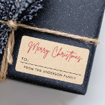 Etiqueta Merry Christmas Kraft de la apariencia de la etiqu<br><div class="desc">Etiquetas de regalo sencillas y modernas,  con el texto "Feliz Navidad" en un tipo de letra rojo,  moderno y a mano para que escribas un nombre. Marrón,  apariencia de papel Kraft (imagen impresa).</div>