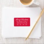 Etiqueta Merry Christmas Red Script Holiday Return Address<br><div class="desc">Nochebuena moderna en escritura blanca escribiendo etiquetas de direcciones de retorno de vacaciones. Personalice el apellido/familia del personalizado y el texto de la dirección. El color de fondo rojo impreso se puede personalizar para que se coordine con el correo de vacaciones.</div>