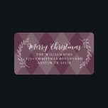 Etiqueta Merry Christmas Return Address Burgundy Argyle<br><div class="desc">Elegante y simple etiqueta de dirección de la familia Merry Christmas con caligrafía de escritura manuscrita elegante y negra y tipografía elegante sobre un fondo de estilo argyle burdeos con follaje dibujado a mano de bonito. Simplemente agregue nombre y dirección. Diseñado exclusivamente para usted por Happy Dolphin Studio. Si necesita...</div>