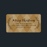 Etiqueta Merry Christmas Return Address Foliage Gold Argyle<br><div class="desc">Elegante y simple etiqueta de la dirección de la familia Merry Christmas con caligrafía de escritura manuscrita elegante y negra y tipografía elegante en un fondo de diseño de estilo de argyle dorado con follaje dibujado a mano de bonito. Simplemente agregue nombre y dirección. Diseñado exclusivamente para usted por Happy...</div>