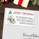 Etiqueta Merry Christmas Snowman Return Address<br><div class="desc">Un lindo muñeco de nieve sobre fondo blanco con un elegante guión rojo y tipografía negra decoran estas adorables etiquetas de regreso de Feliz Navidad. Cambie el texto y el saludo para que sea suyo utilizando la plantilla proporcionada. Si necesita más espacio, utilice letras minúsculas. Compra mínima de cinco hojas...</div>