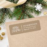 Etiqueta Merry Christmas Stylish Return Address<br><div class="desc">Etiquetas modernas de direcciones de retorno de vacaciones con moda Guión de Navidad Feliz en un falso fondo de papel kraft para coordinar con nuestra colección Holly y Pine. Personalízalo con el nombre de tu familia y la dirección de retorno. Haga clic en Personalizar para agregar una foto, cambiar el...</div>