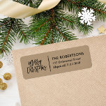 Etiqueta Merry Christmas Stylish Return Address<br><div class="desc">Etiquetas modernas de direcciones de retorno de vacaciones con moda Guión de Navidad Feliz en un falso fondo de papel kraft para coordinar con nuestra colección Holly y Pine. Personalízalo con el nombre de tu familia y la dirección de retorno. Haga clic en Personalizar para agregar una foto, cambiar el...</div>