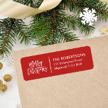 Etiqueta Merry Christmas Stylish Return Address<br><div class="desc">Etiquetas modernas de direcciones de retorno de vacaciones con moda Escritura de Feliz Navidad sobre fondo rojo para coordinar con nuestra colección Holly y Pine. Personalízalo con el nombre de tu familia y la dirección de retorno. Haga clic en Personalizar para agregar una foto, cambiar el color de fondo o...</div>