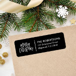 Etiqueta Merry Christmas Stylish Return Address<br><div class="desc">Etiquetas modernas de direcciones de retorno de vacaciones con moda Escritura de Feliz Navidad sobre fondo negro para coordinar con nuestra colección Holly y Pine. Personalízalo con el nombre de tu familia y la dirección de retorno. Haga clic en Personalizar para agregar una foto, cambiar el color de fondo o...</div>