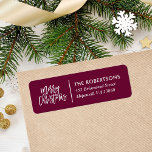 Etiqueta Merry Christmas Stylish Return Address<br><div class="desc">Etiquetas de direcciones de vacaciones modernas con moda Merry Christmas script sobre fondo de borgoña para coordinar con nuestra colección Holly y Pine. Personalízalo con el nombre de tu familia y la dirección de retorno. Haga clic en Personalizar para agregar una foto, cambiar el color de fondo o editar los...</div>