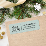 Etiqueta Merry Christmas Stylish Return Address<br><div class="desc">Etiquetas de dirección de vacaciones modernas con moda Merry Christmas script sobre fondo de menta para coordinar con nuestra colección Holly y Pine. Personalízalo con el nombre de tu familia y la dirección de retorno. Haga clic en Personalizar para agregar una foto, cambiar el color de fondo o editar los...</div>