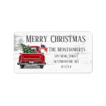 Etiqueta Merry Christmas Vintage Red Truck Tree Address Lab<br><div class="desc">Añada un toque patriótico a sus envíos de correo de vacaciones con estas etiquetas de dirección de devolución de camioneta retro. El diseño presenta un camión rojo vintage con una bandera estadounidense roja, blanca y azul que vuela por la ventana y un árbol de Navidad en la parte trasera. Arriba...</div>
