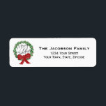 Etiqueta Merry Christmas Wreath Holiday Return Address Labe<br><div class="desc">Estas simples etiquetas de direcciones de devolución son perfectas para todos sus envíos de vacaciones. Presentan un diseño divertido con una corona de pino acuarela pintada a mano con un gran arco rojo y un texto de escritura que dice: ¡Feliz Navidad! Su nombre y dirección están a la derecha. ¡Excelente...</div>