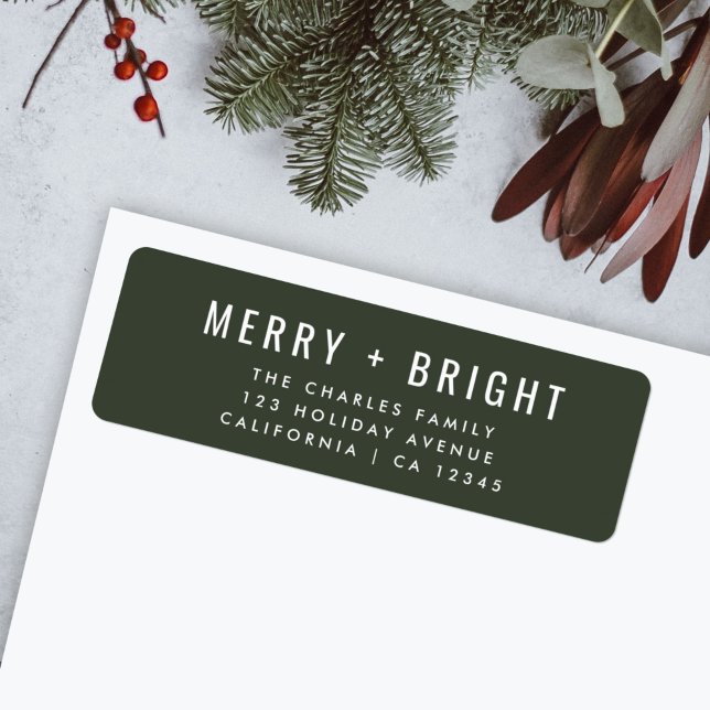 Etiqueta Merry y Bright | Elegantes Navidades verdes oscuro (Modern forest green “Merry + Bright” label by Guava for festive mail)