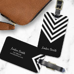 Etiqueta minimalista para portaequipajes de cheuró<br><div class="desc">Destacar con esta elegante etiqueta de equipaje negro que presenta un minimalista diseño de chevron en blanco y negro. Personalice esta etiqueta con su información y para obtener más opciones, como cambiar el tipo de letra y su tamaño, haga clic en el botón "Personalizar". *Tenga en cuenta que la marca...</div>