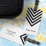 Etiqueta minimalista para portaequipajes de chevro<br><div class="desc">Destacar con esta elegante etiqueta para el equipaje que presenta un minimalista diseño de chevron blanco y negro. Personalice esta etiqueta con su información y para obtener más opciones, como cambiar el tipo de letra y su tamaño, haga clic en el botón "Personalizar". *Tenga en cuenta que la marca de...</div>